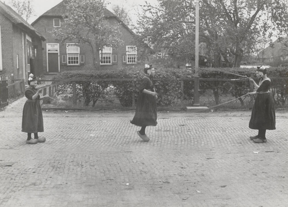 Touwtjespringen met twee touwen, Staphorst, 1944