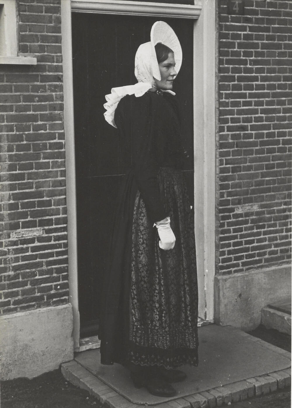 Vrouw in streekdracht, Huizen, 1945
