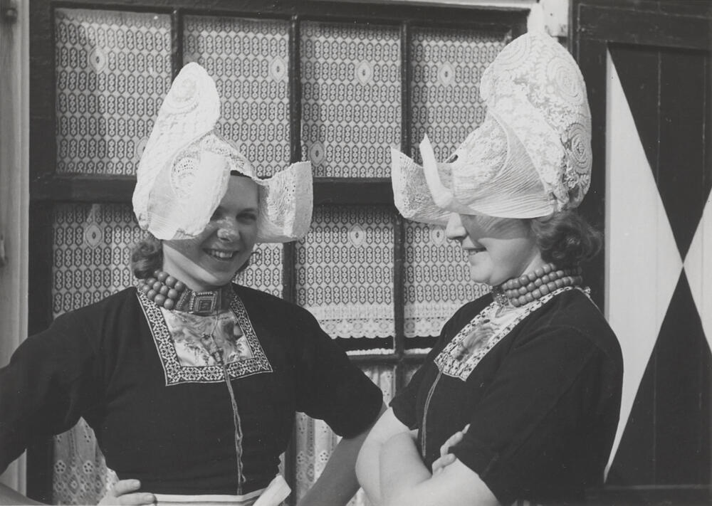 Meisjes in Volendammer dracht, 1951