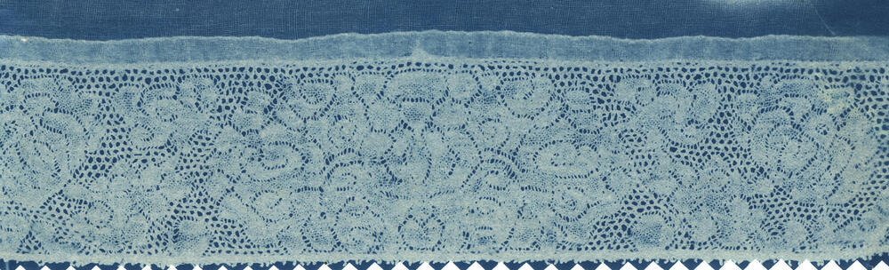 Detail 'hullekap' met Hollandse kant, Marken