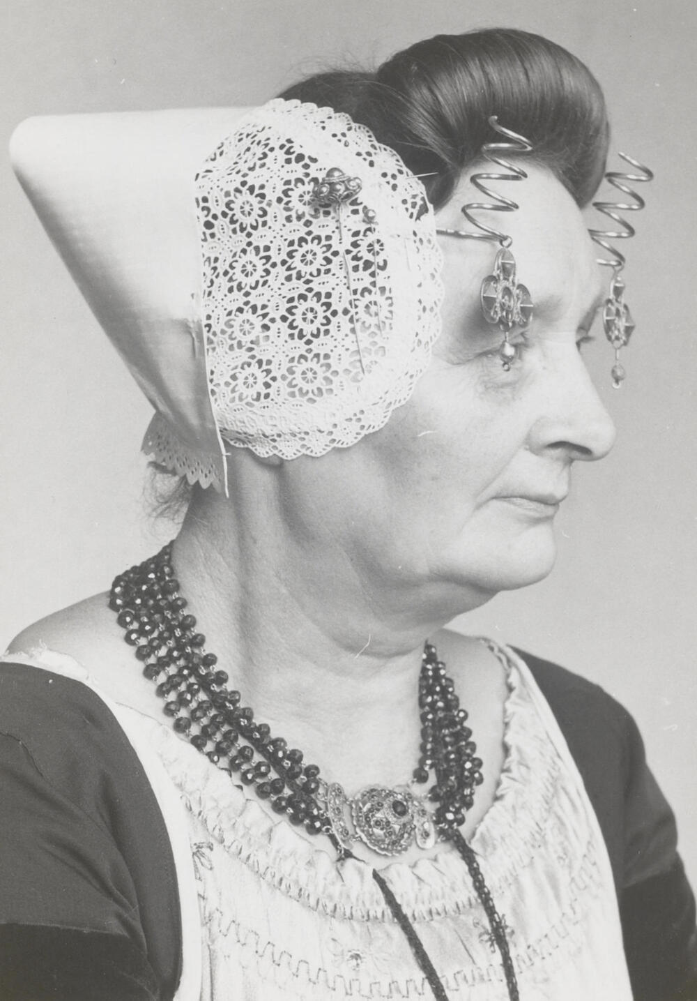 Francina Dekker-Jacobse uit Middelburg in Walcherse dracht, 1957