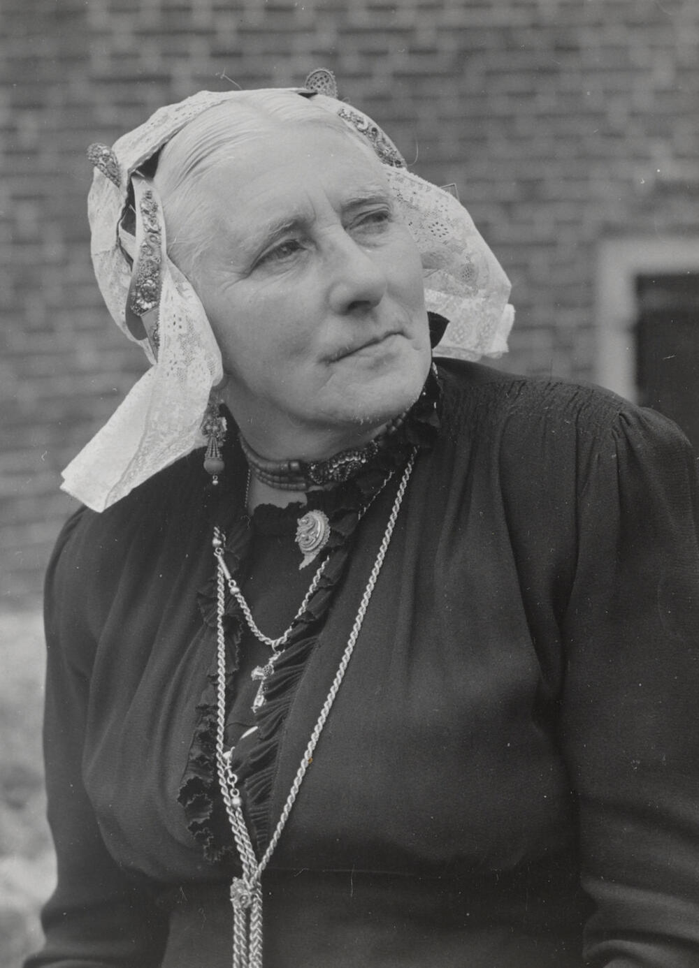 Klasina Makker in streekdracht uit Eemnes, 1952