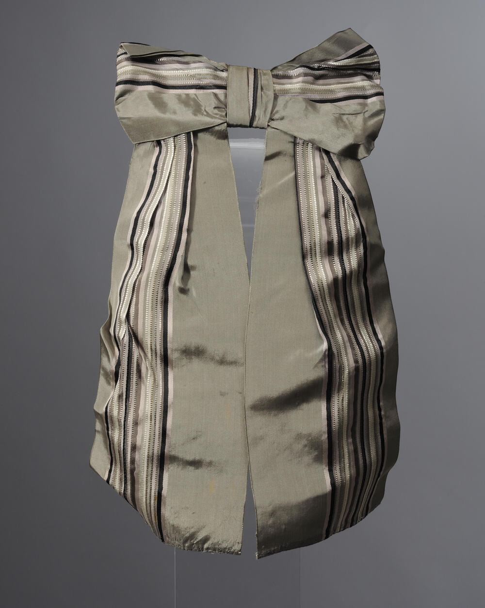 Losse kinstrik, behorend bij kapothoed, Veessen, 1915–1925