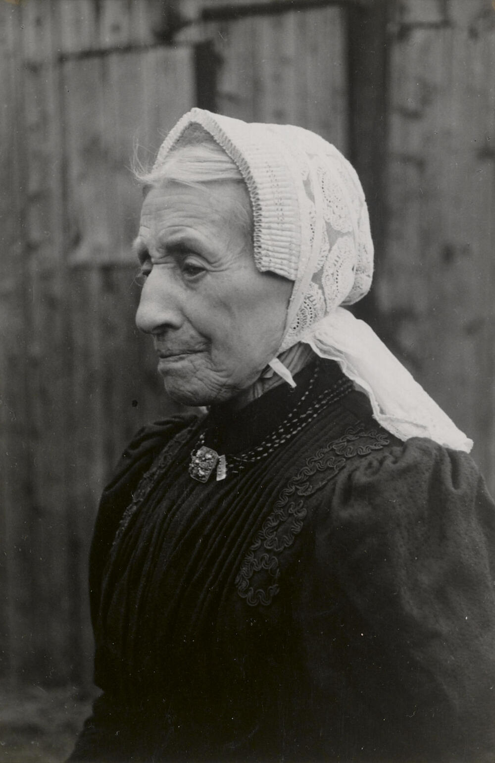 Mevrouw Simmelink uit Kotten in zondagse dracht, 1946