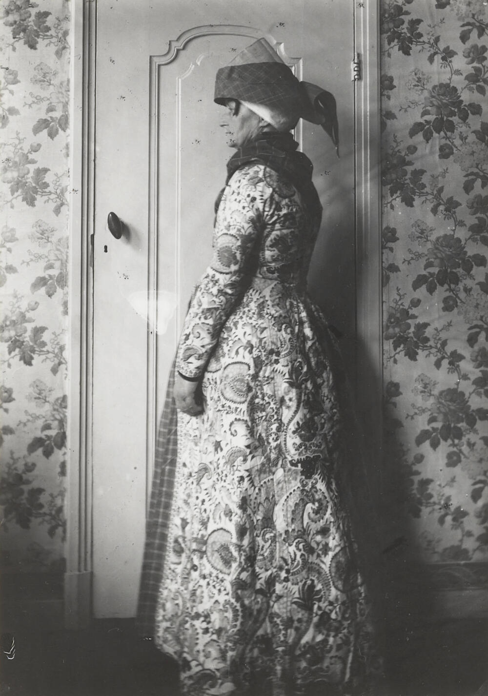 Vrouw in Hindelooper dracht, circa 1915