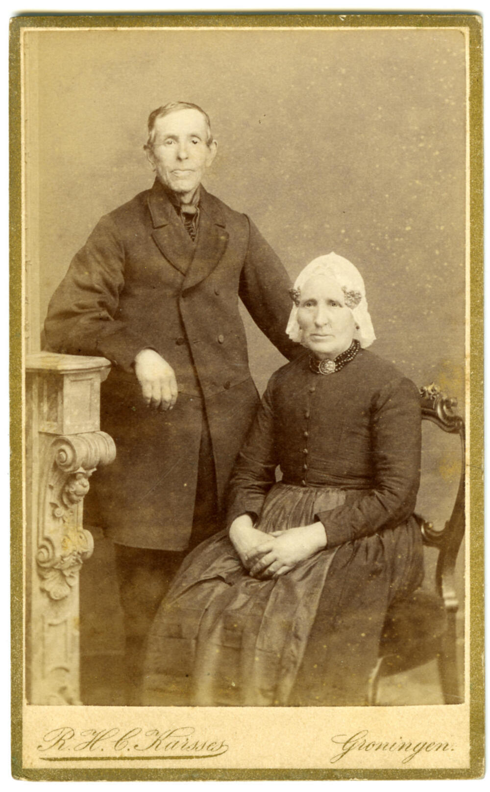 Man en vrouw in Groninger dracht