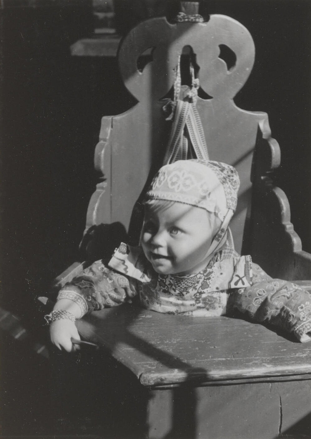 Meisje in kakstoel, Marken, 1943