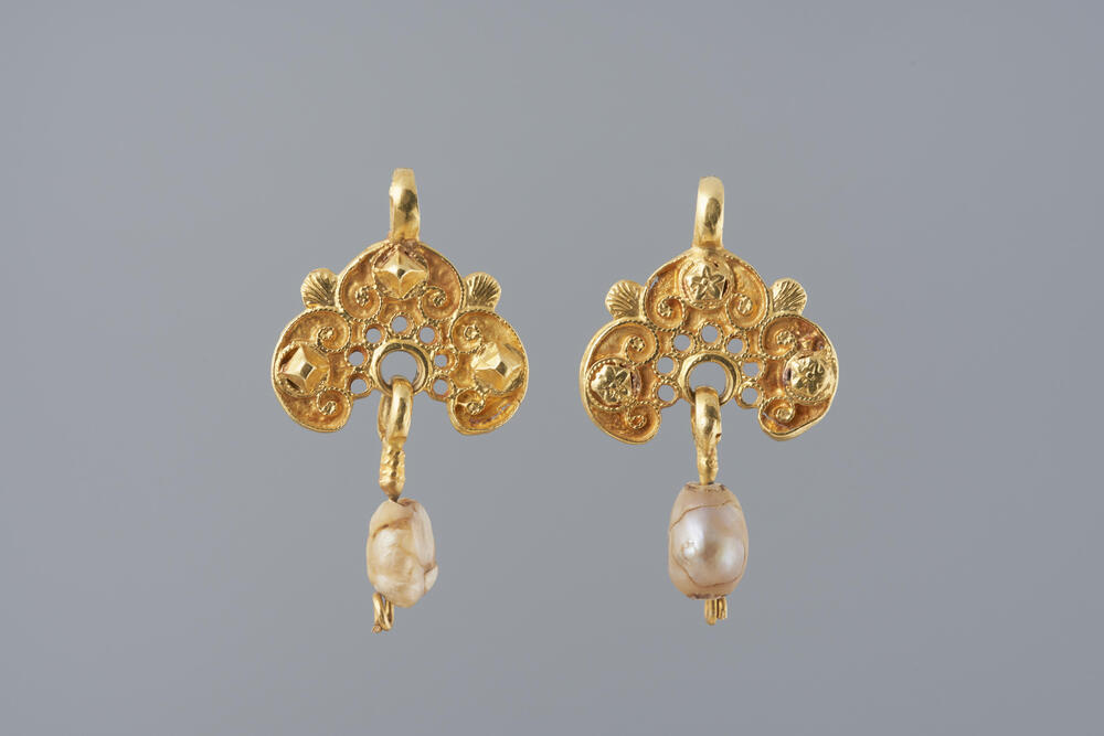 Paar gouden oorijzerhangers, Walcheren, 1775–1800
