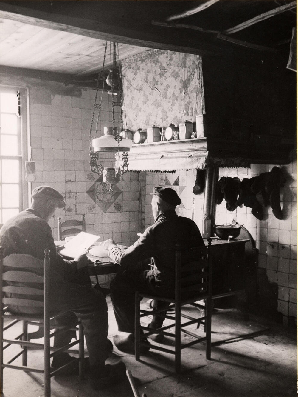 Interieur met twee mannen aan tafel, Rouveen, 1944