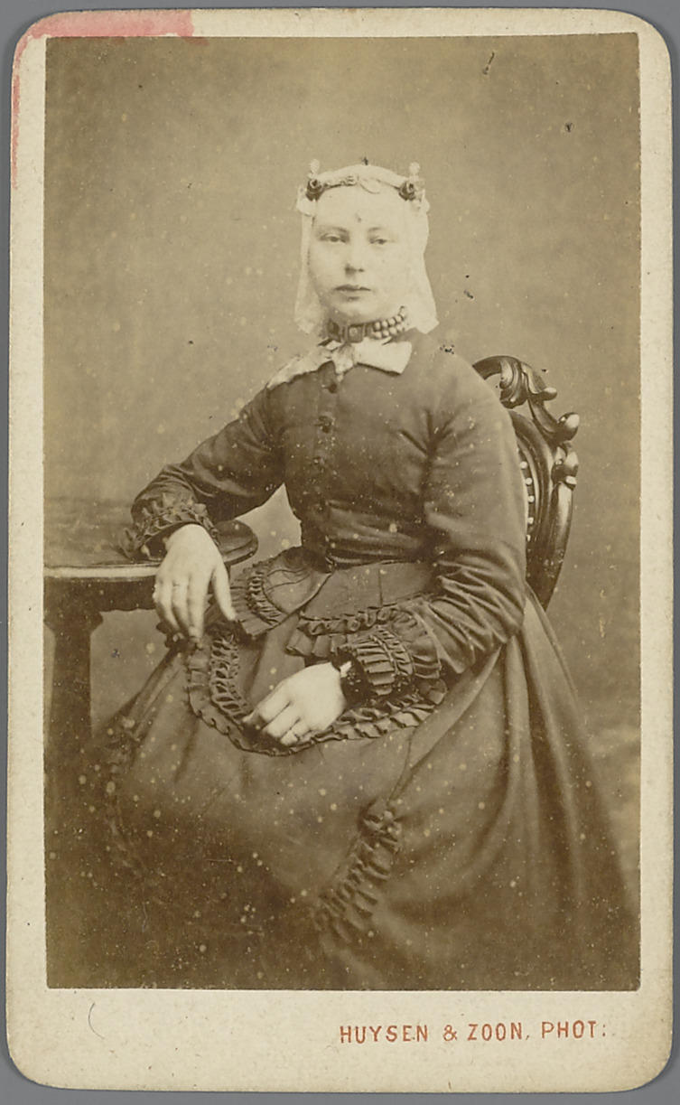 Vrouw in West-Friese streekdracht, circa 1875