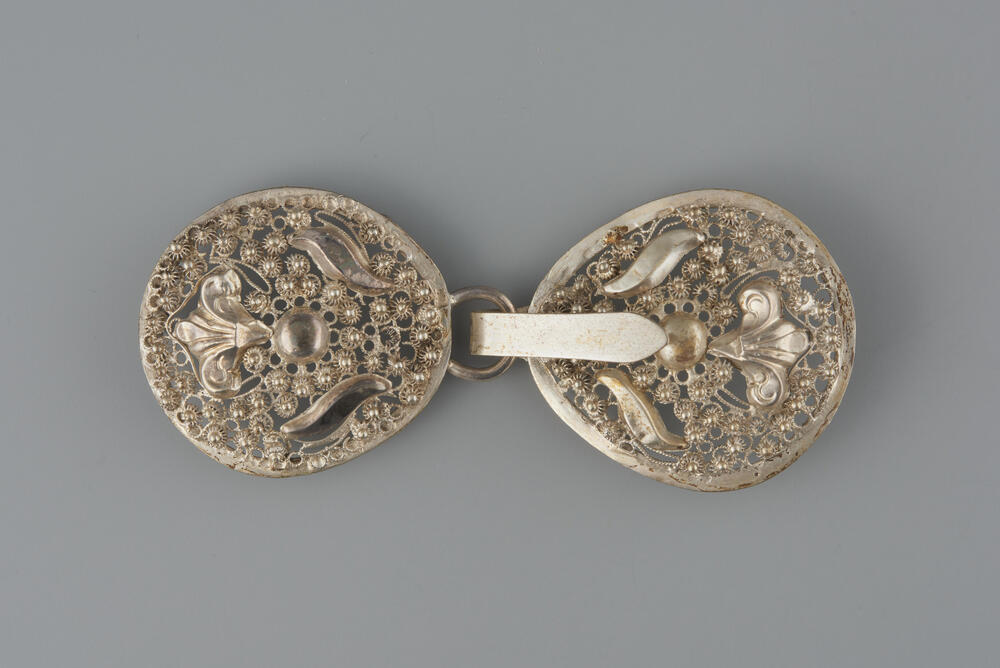 Zilveren filigrein sluithaak van een kapmantel, Cadzand, 1870–1880