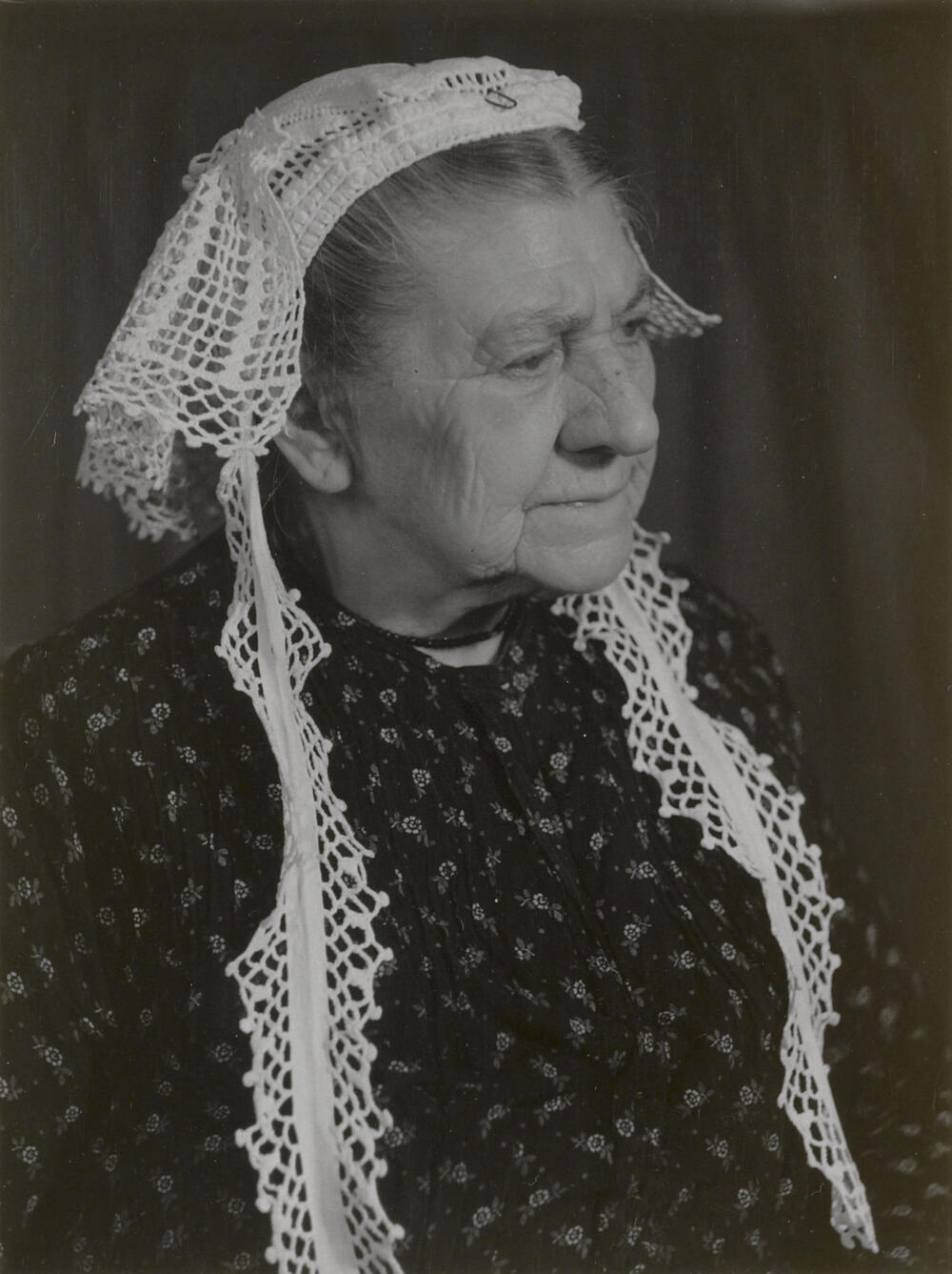 Weduwe Wasdorp uit Stavenisse in Thoolse dracht, 1955