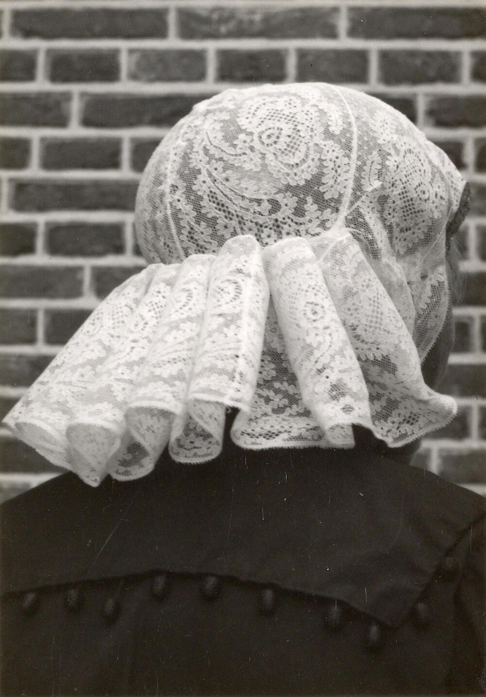 Kanten oorijzermuts, gedragen door een vrouw uit Uffelte, 1950