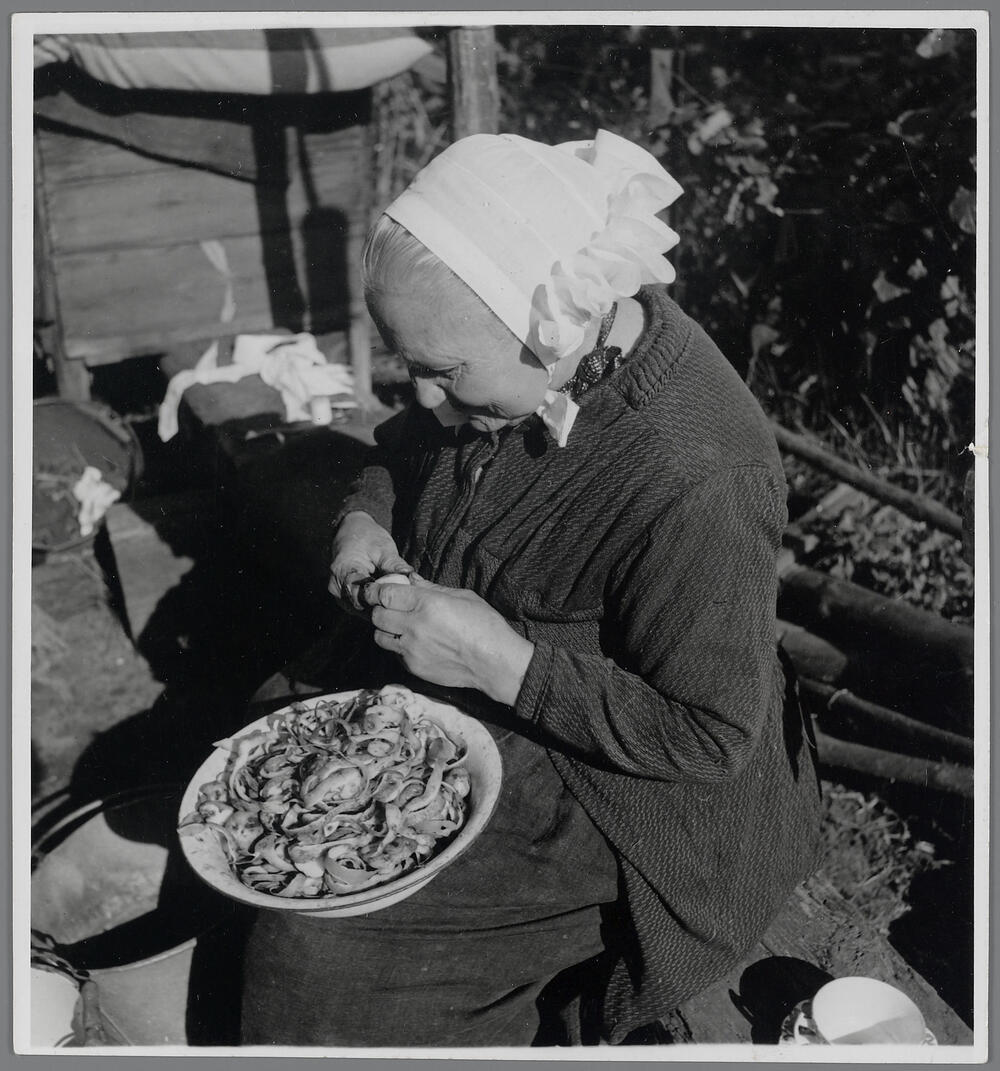 Vrouw in Sallandse streekdracht, 1943