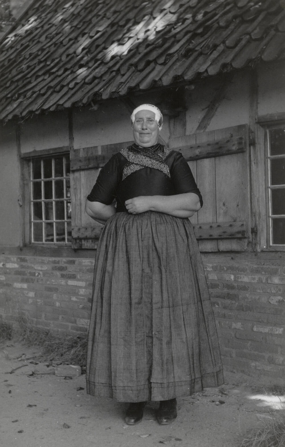 Grietje Vis uit Doornspijk in Veluwse dracht, 1949