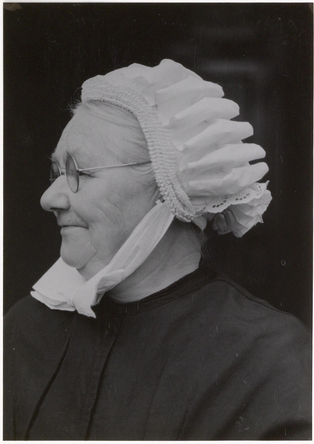 Vrouw uit Oirschot in streekdracht, 1950