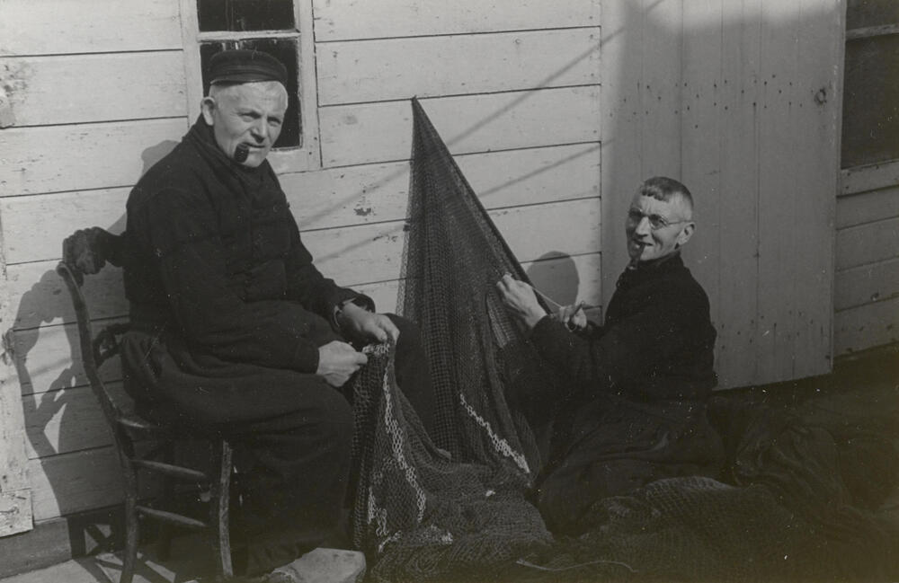 Nettenboetende mannen in Volendammer dracht, 1946