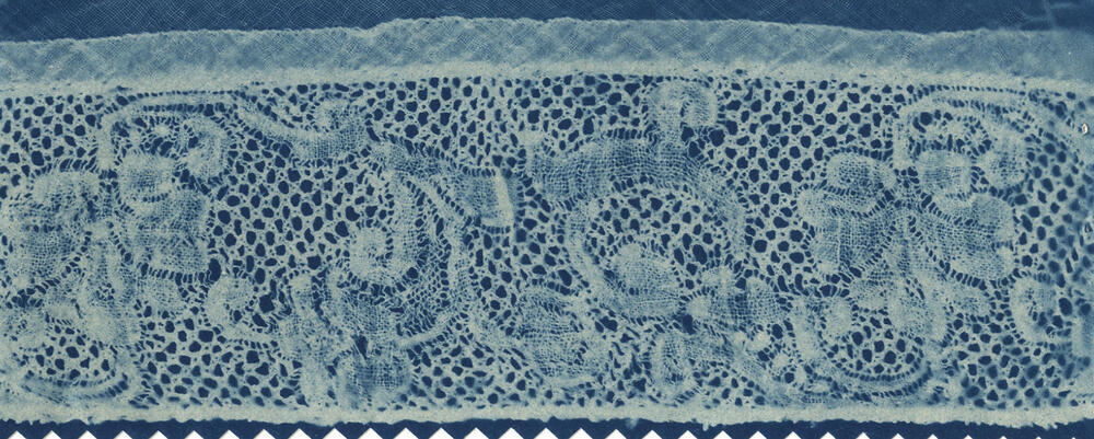 Detail 'hullekap' met Binche kant, Marken