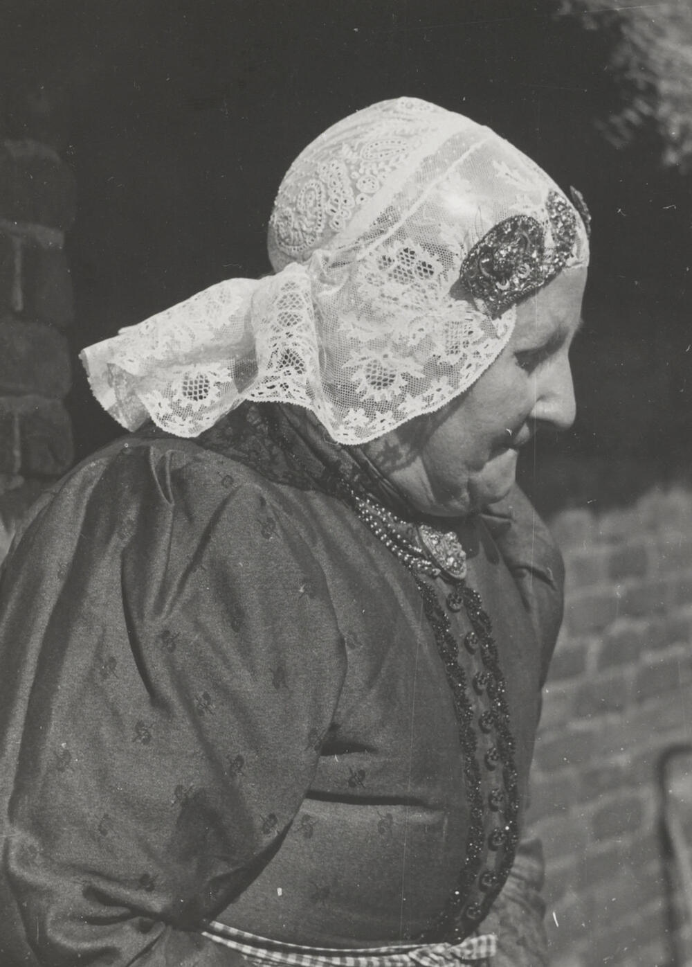 Mevrouw Schuring uit Hijken in Drentse streekdracht, 1944