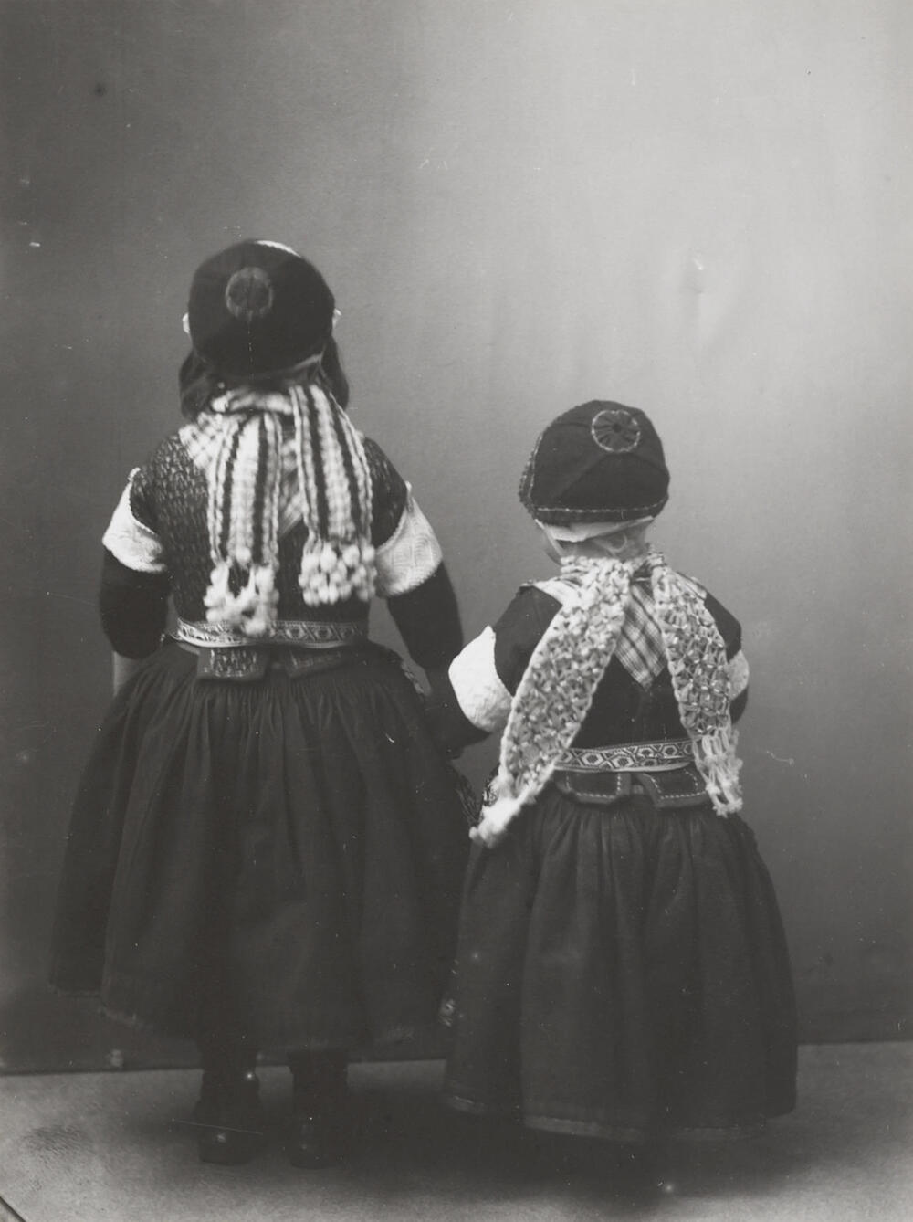 Twee jongens in Marker streekdracht, 1910–1916