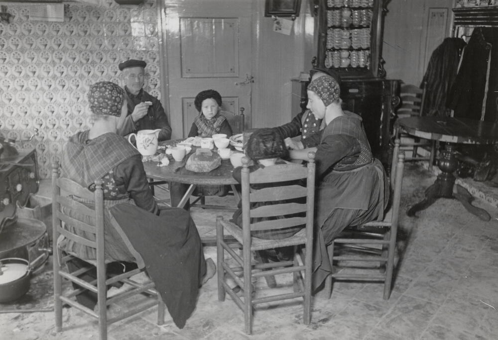 Families Kuijers en Veldman aan de maaltijd, Staphorst, 1944