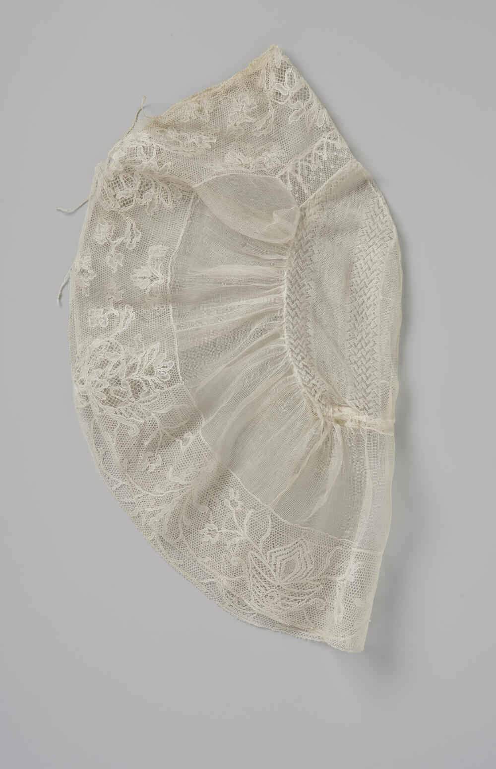 Floddermuts afgezet met een strook pottenkant, Friesland, circa 1825