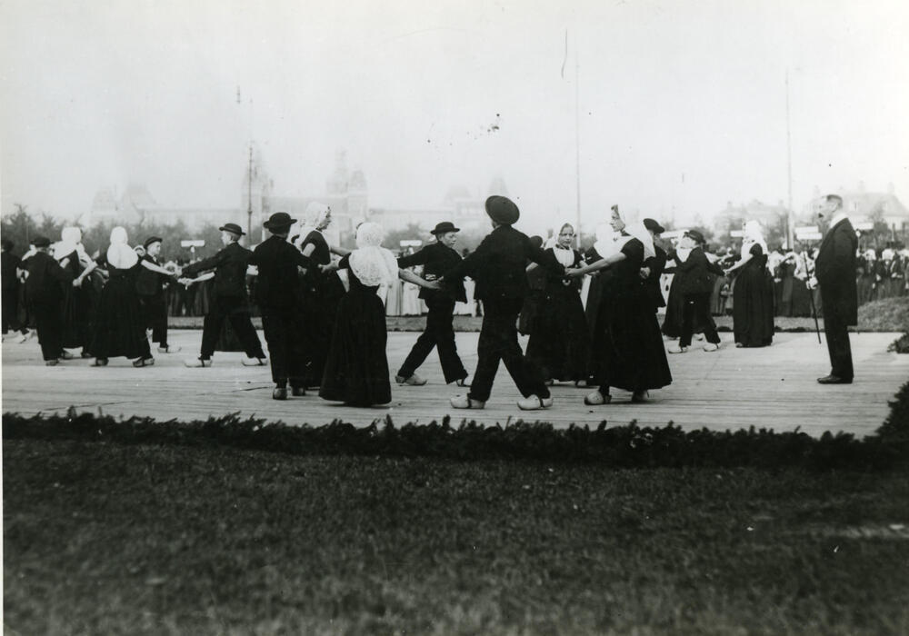 Walcherse dansgroep op het klederdrachtenfeest in Amsterdam, 1913