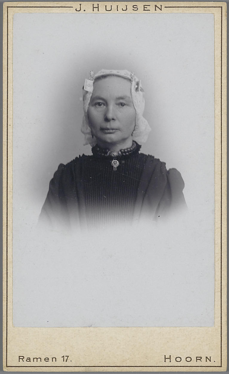 Vrouw in West-Friese streekdracht, circa 1900