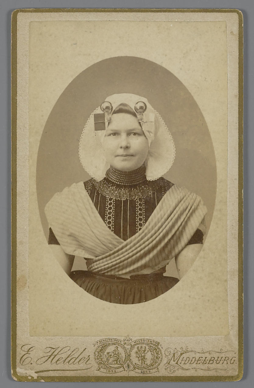 Vrouw in protestantse Zuid-Bevelandse streekdracht, 1890–1900