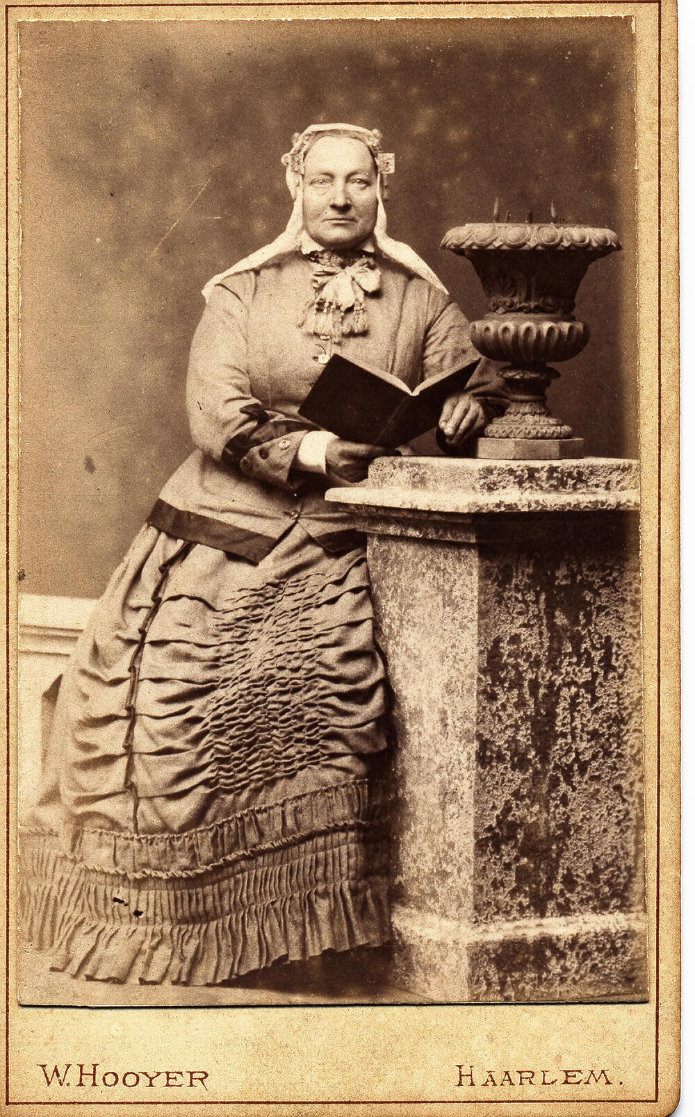 Vrouw in streekdracht uit Maasland, circa 1880