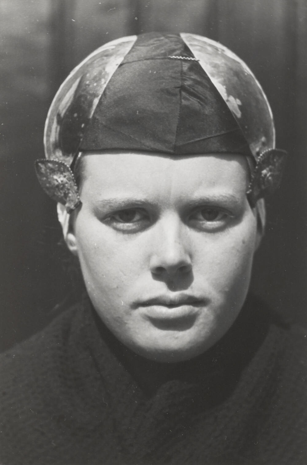 Meisje met het oorijzer van een weesmeisje uit Workum, 1944