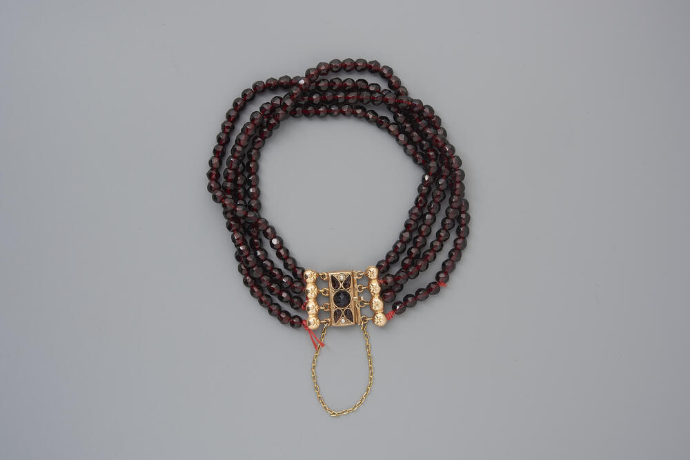 Kralenarmband met gouden knipslot, Zuid-Hollandse eilanden, 1906–1953
