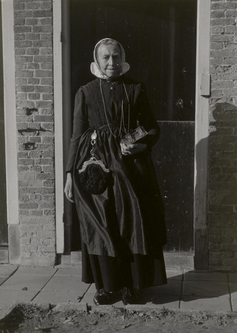 Mevrouw De Bruijne in Cadzandse dracht, 1950