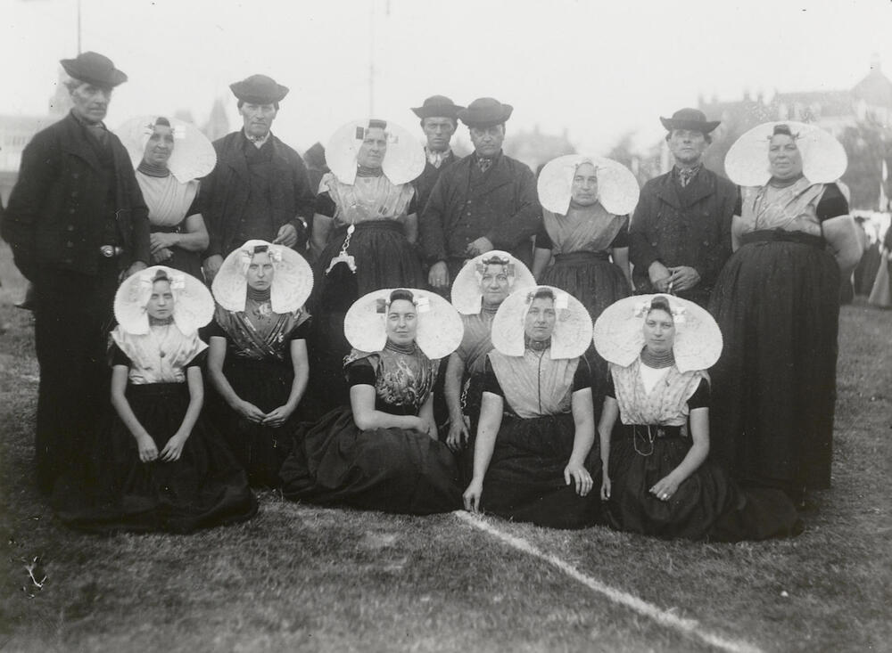 Mannen en vrouwen in protestantse Zuid-Bevelandse dracht, 1913