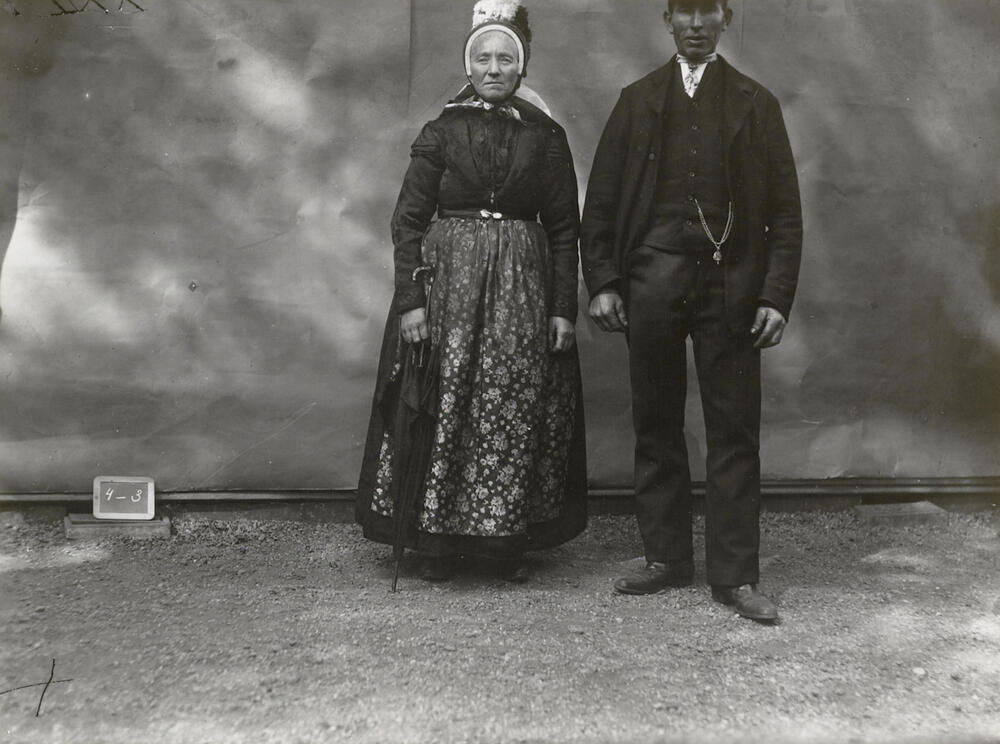 Vrouw en man uit Manderveen in Twentse dracht, 1913
