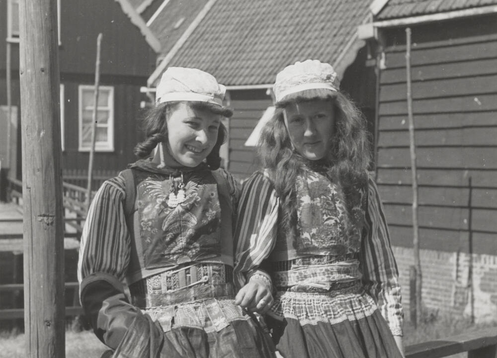 Twee vrouwen in Marker streekdracht, 1944