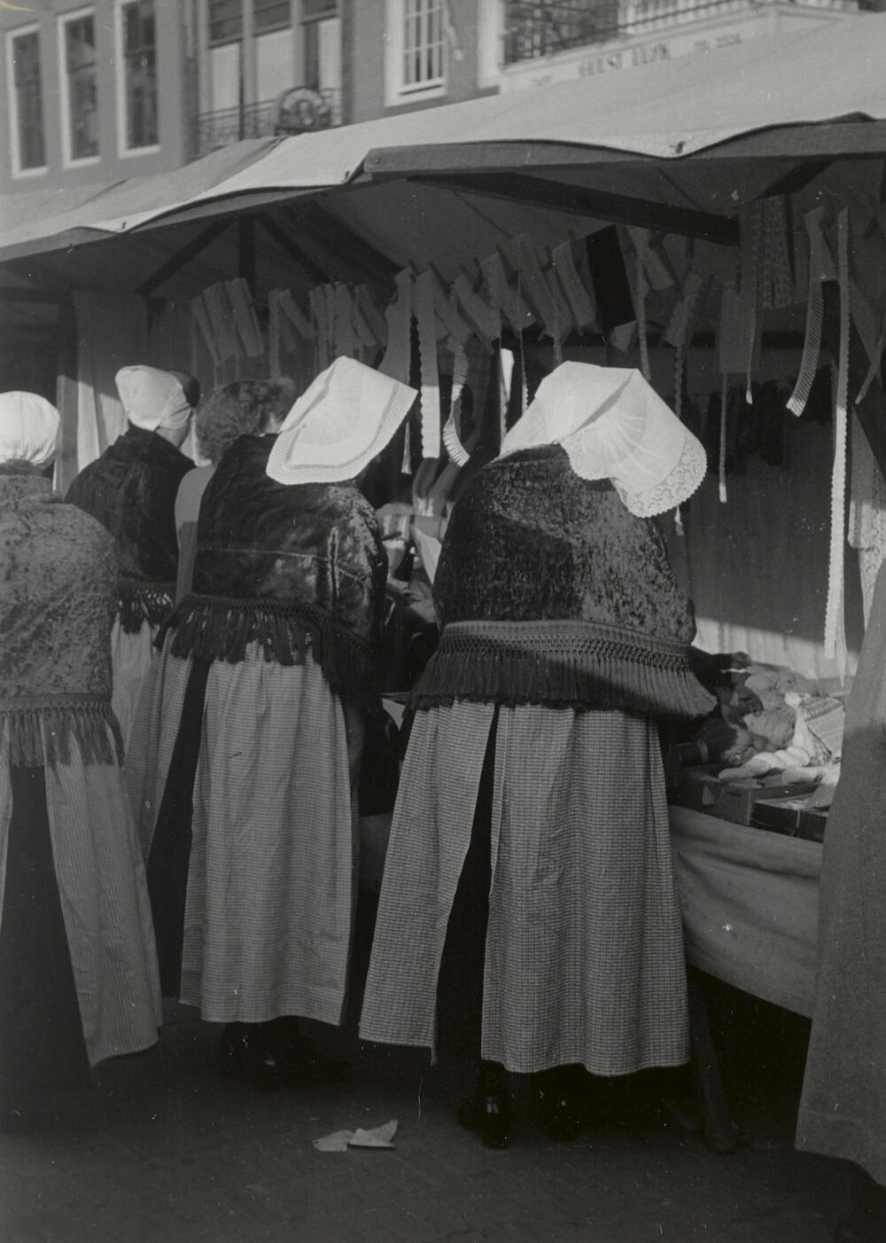 Vrouwen in streekdracht, Goes, 1950