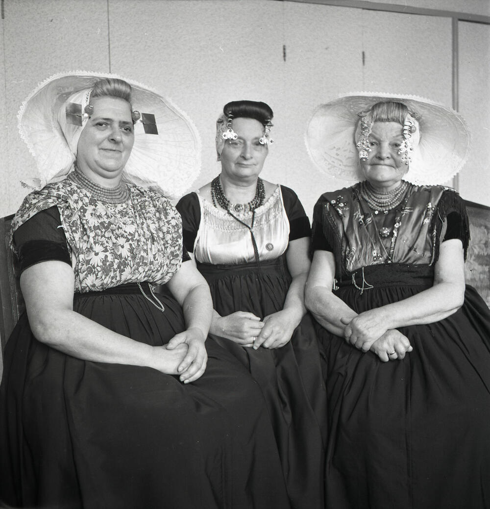 Drie vrouwen in Zeeuwse drachten, Middelburg, 1956