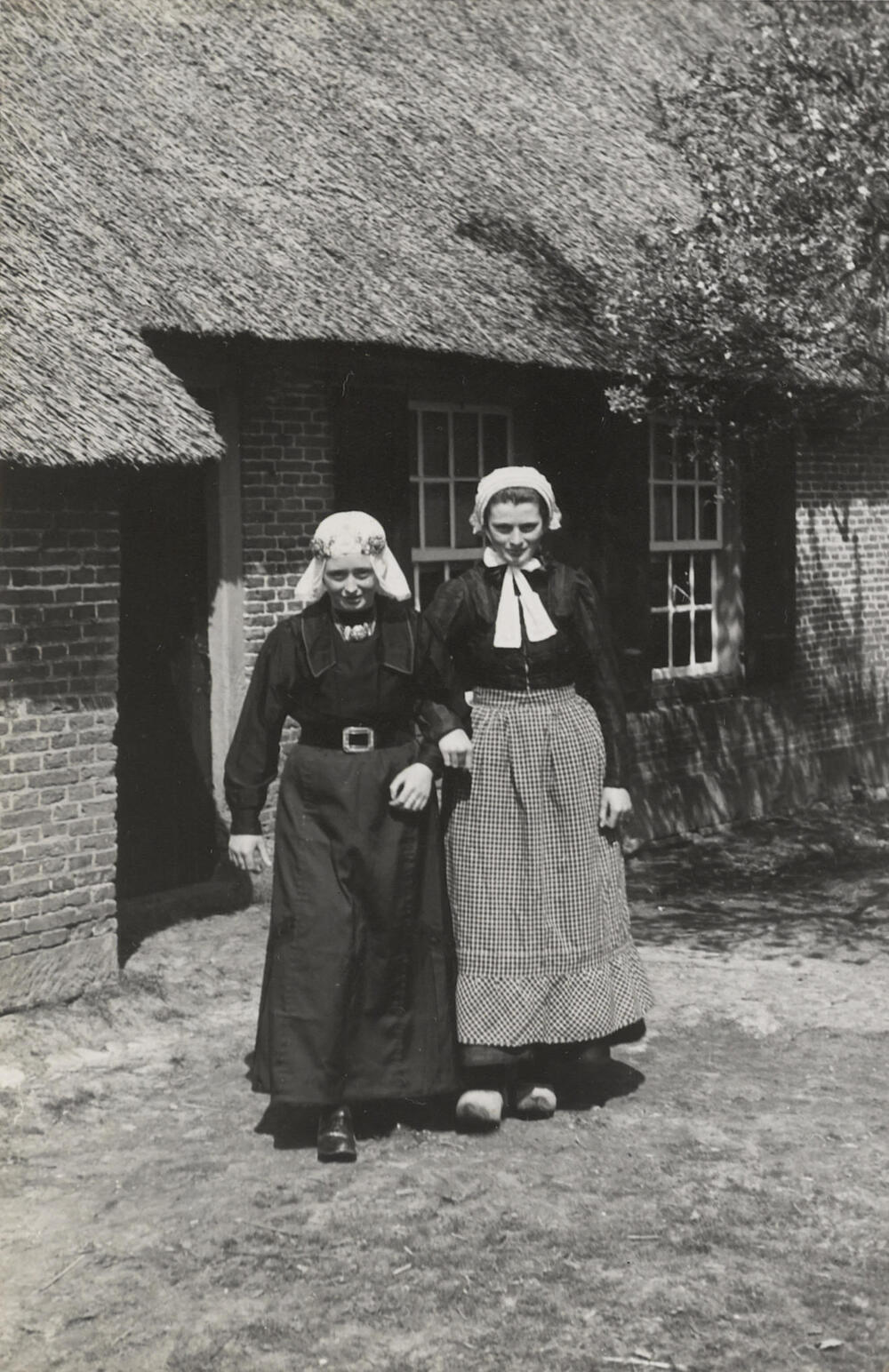 Vrouwen verkleed in Drentse dracht, Oud Schoonebeek, 1946