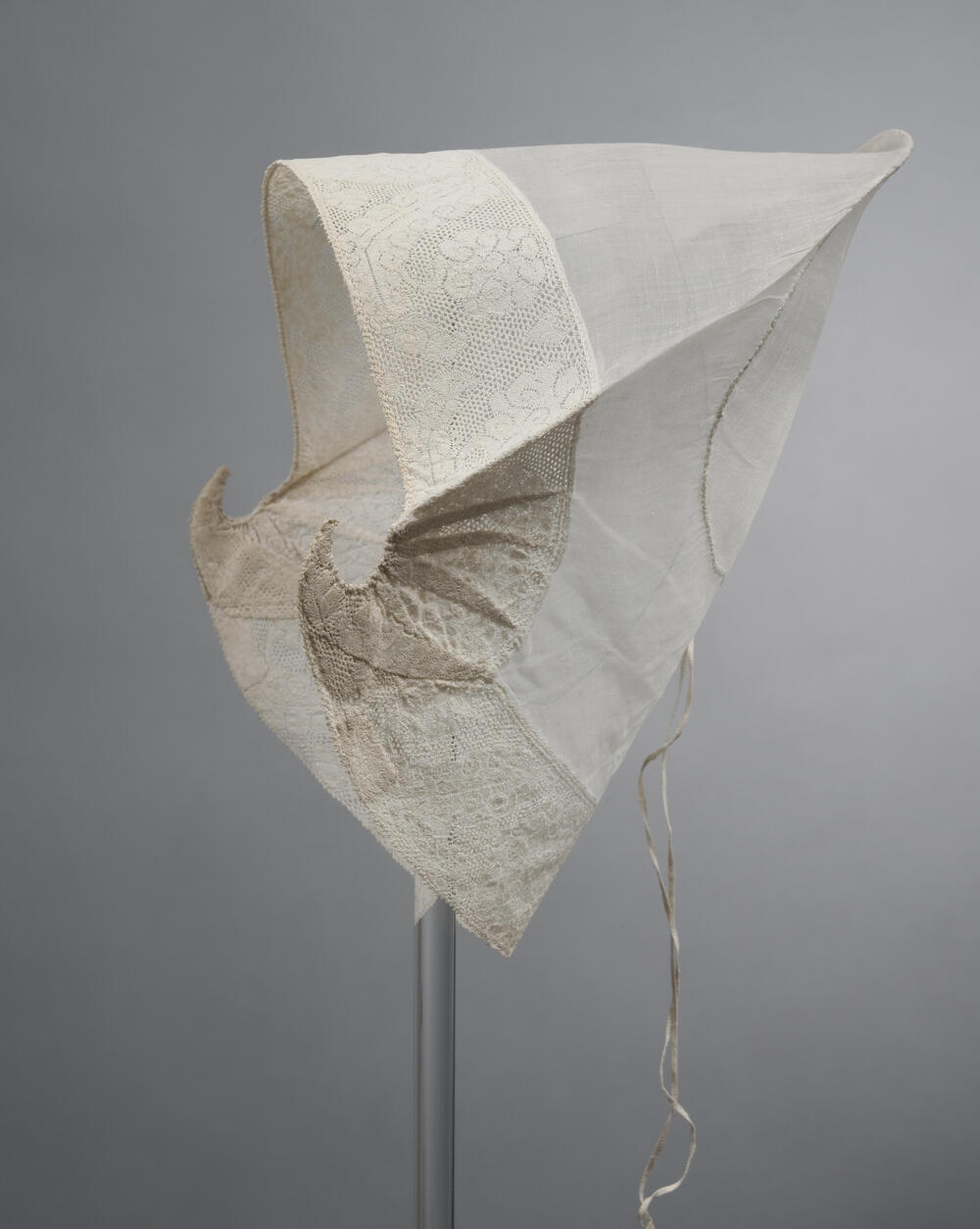 Muts van glasbatist met kloskant, Zaanstreek, circa 1750