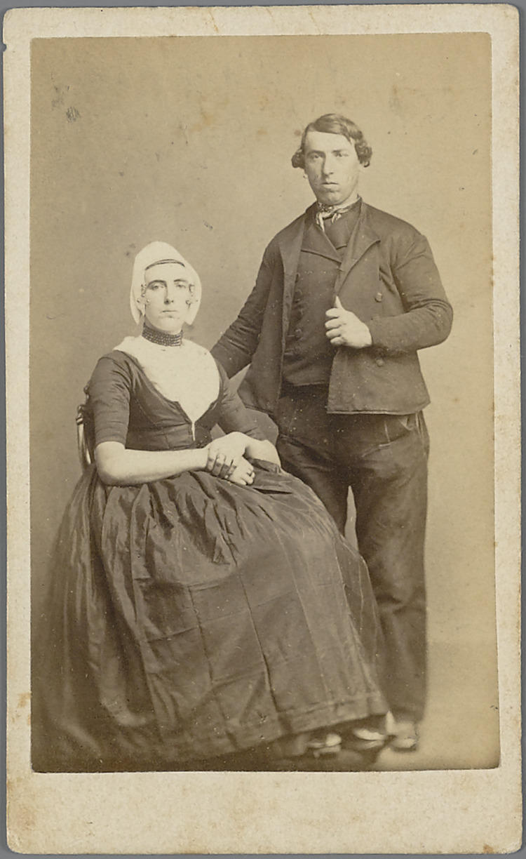 Man en vrouw in Walcherse streekdracht, 1864–1878