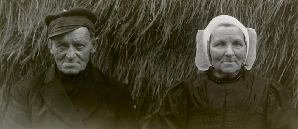 Echtpaar Hilhorst-Stalenhoef in streekdracht uit Eemnes, 1914–1934