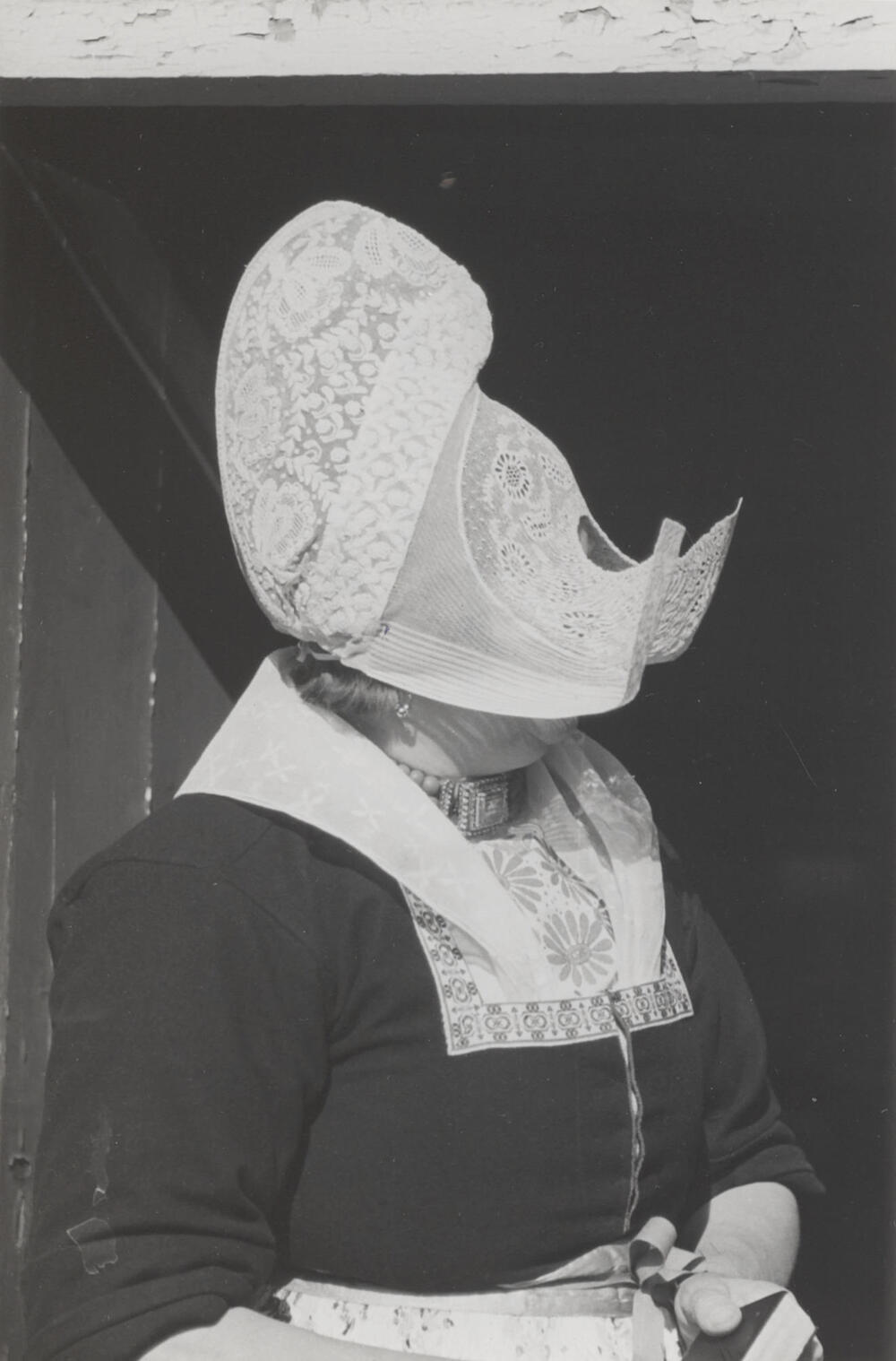 Vrouw in zondagse dracht uit Volendam, 1946