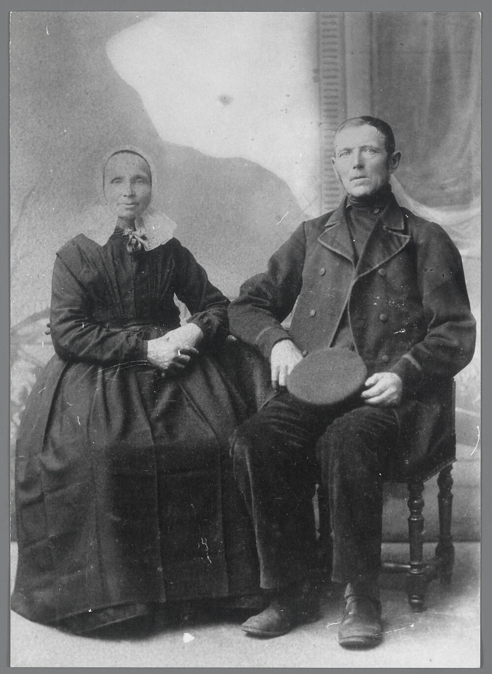 Vrouw en man in Gelderse dracht uit Laren, circa 1870