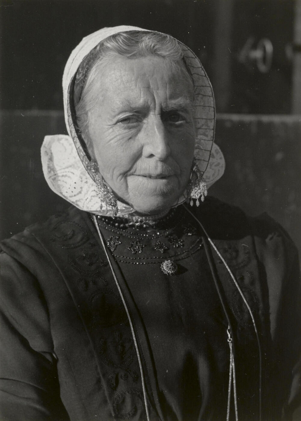 Mevrouw De Bruijne in Cadzandse dracht, 1950