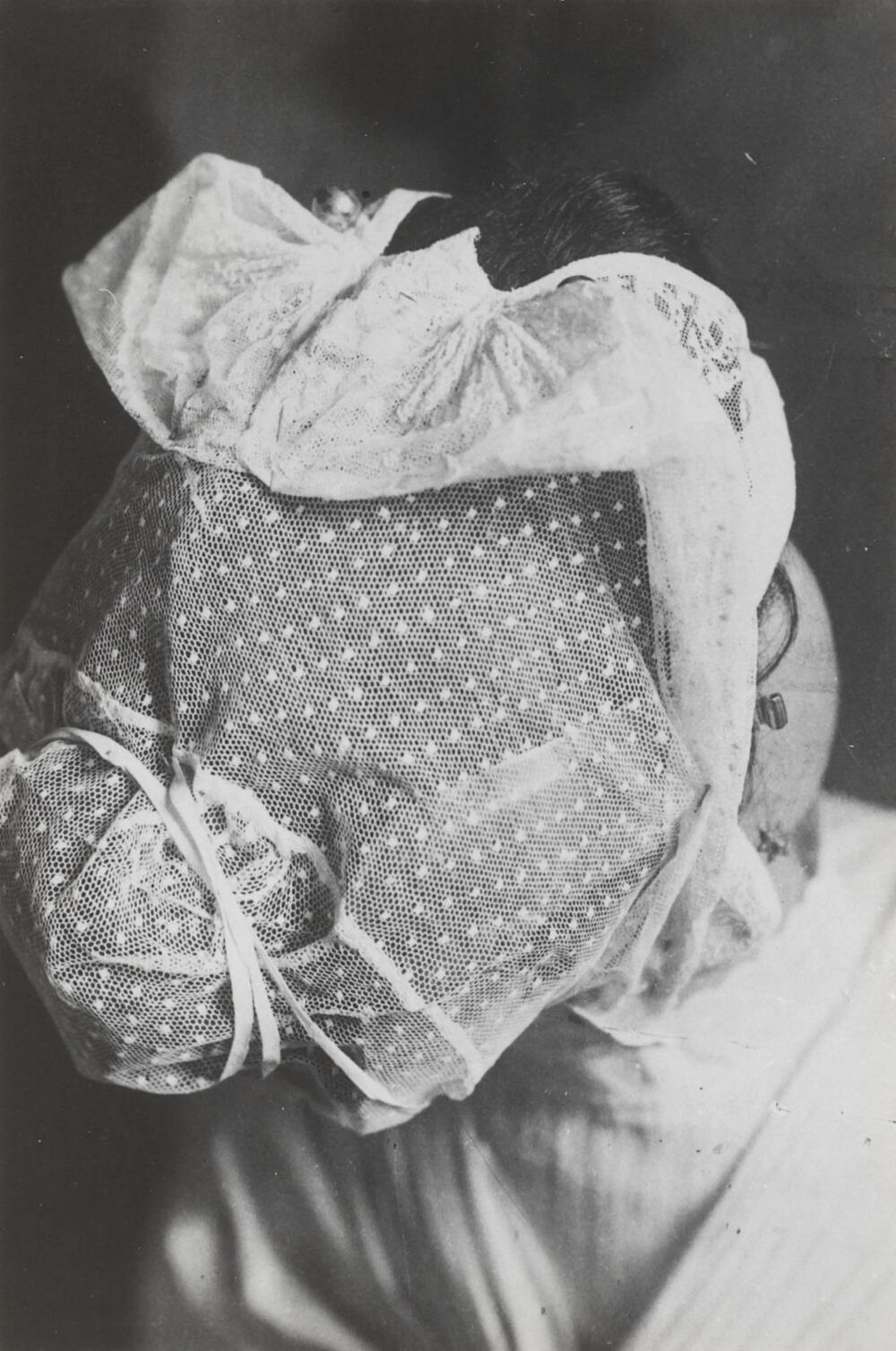 Pop in weeskleding van het Burgerweeshuis in Amsterdam, 1898–1916