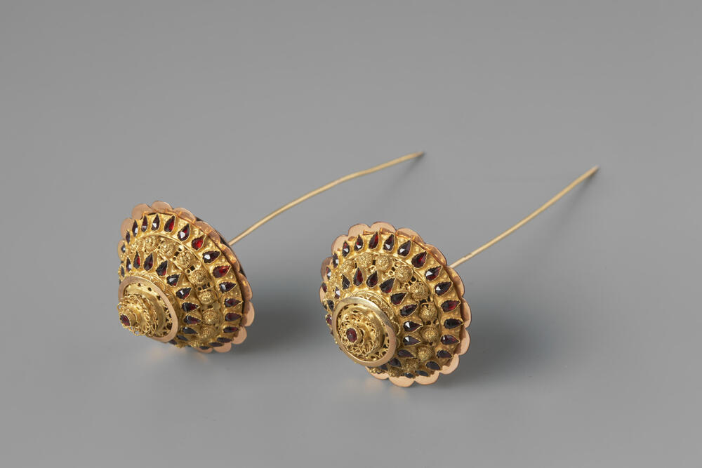 Paar gouden kapspelden, Tholen, 1885–1890