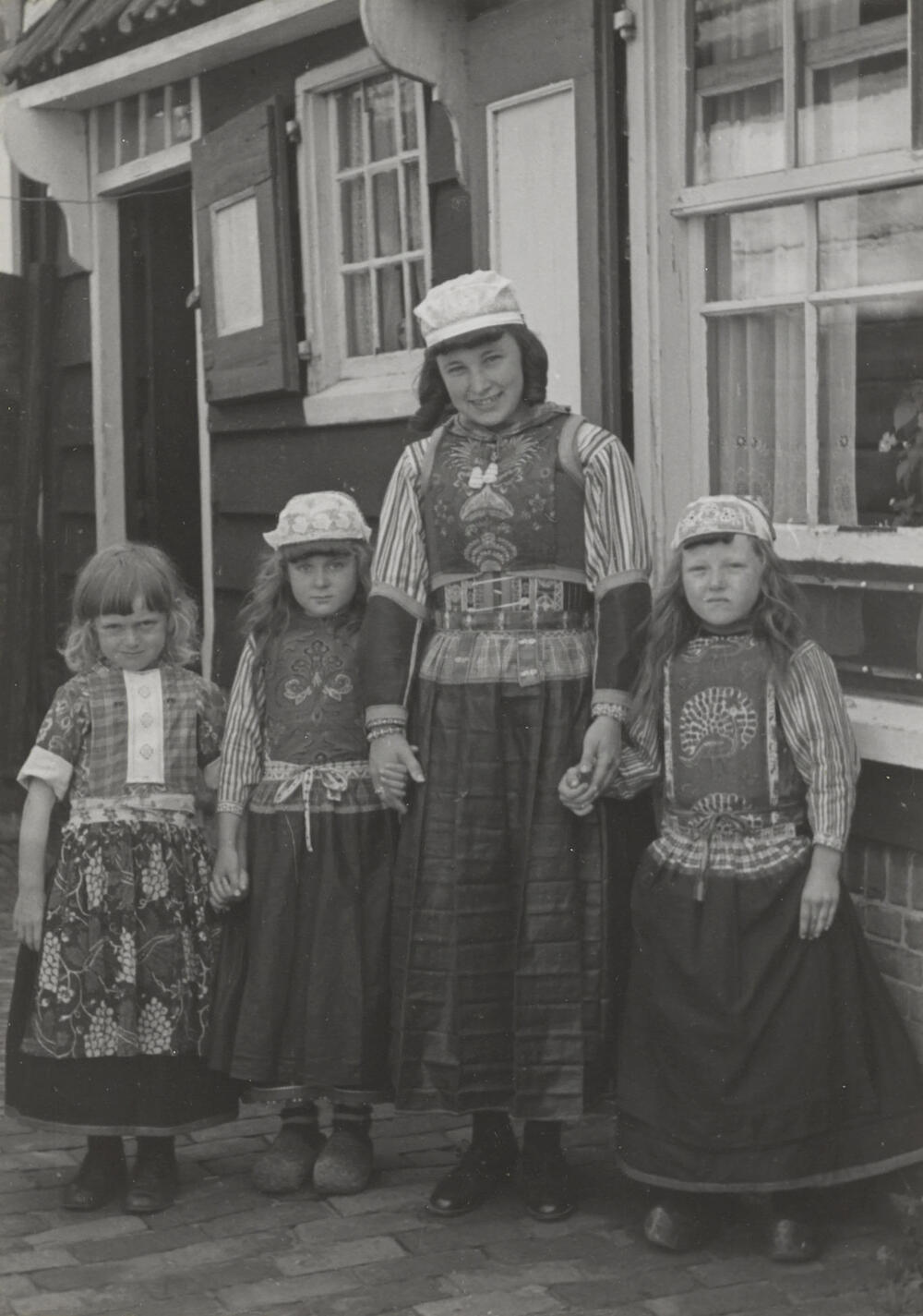 Lydia Endt met jongen en meisjes in Marker dracht, 1944