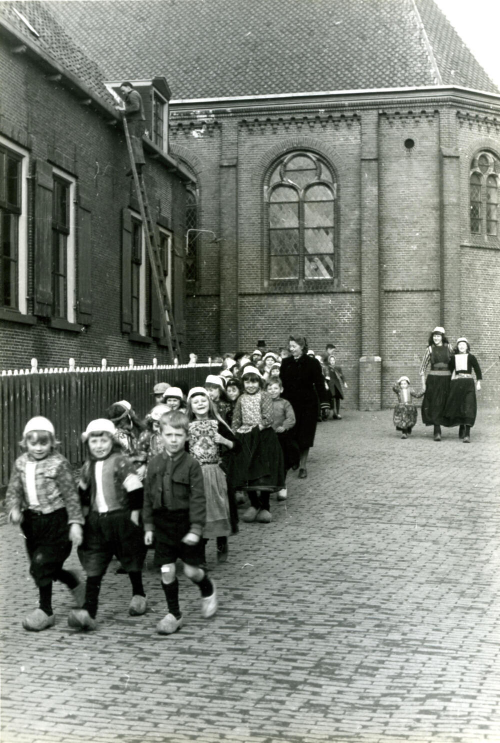 Groep schoolkinderen, Marken, 1944
