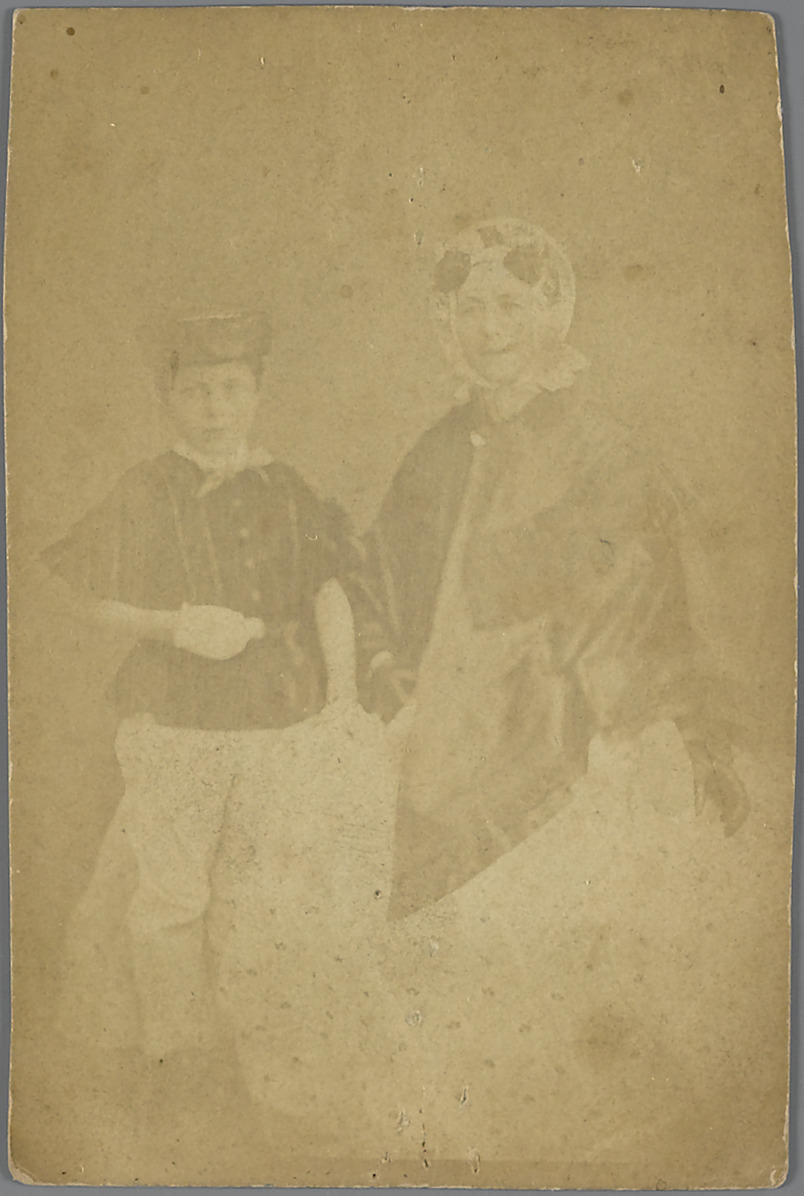 Vrouw in Noord-Hollandse dracht en jongen in modedracht, circa 1860